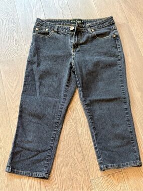 Miss Cocoa Vintage Denim Classic Capris Jeans in Washed Black
